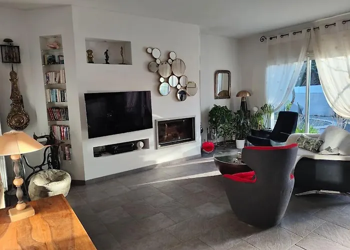 Villa Avec Piscine Prive ,plages A 7 Min ,5km Frontignan